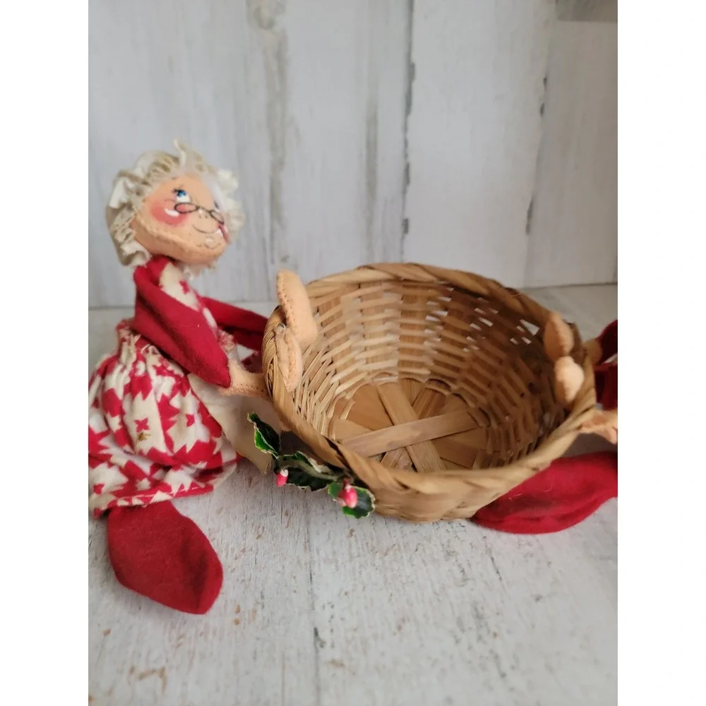 Annalee Mr Mrs Santa Claus carrying basket Xmas vintage home decor unique